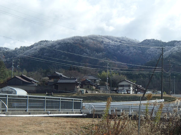 鶴岡山が雪化粧